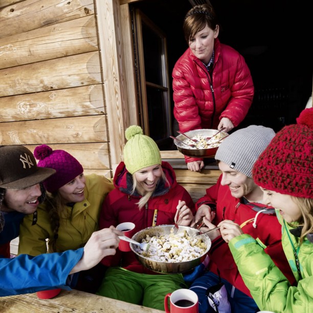 Geselliges Zusammensitzen und Jausnen auf der Skihütte © Flachau Tourismus