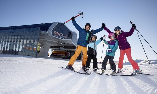 Freude beim Skifahren im Familienurlaub in Flachau © Flachau Tourismus