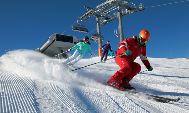 Skifahrer mit Skilehrer beim Training © Flachau Tourismus