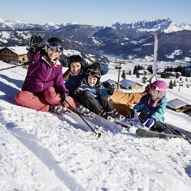 Familie beim Skifahren in Flachau © Flachau Tourismus